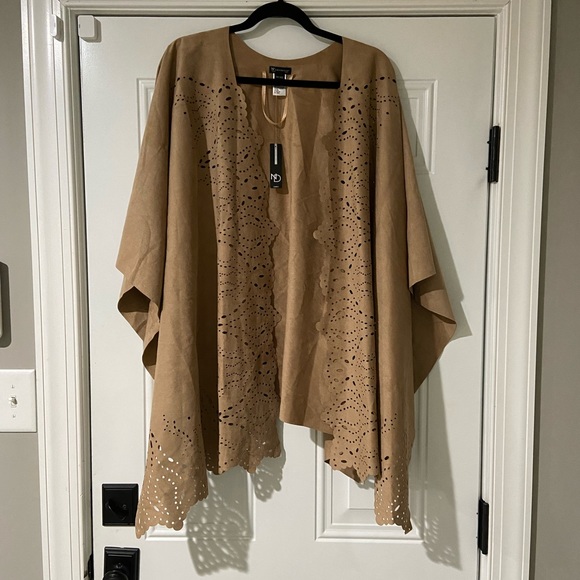 new directions Jackets & Blazers - New Directions Curvy One Size Faux Suede Cape
